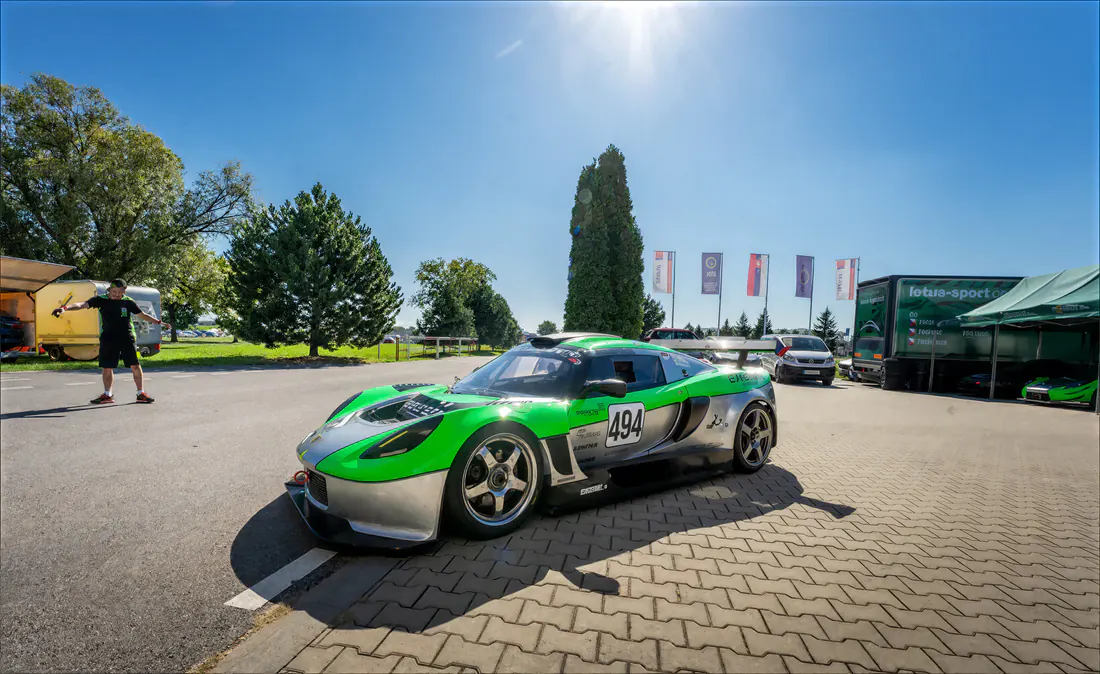 Závodní Lotus Elise v barvách KT Motorsport.