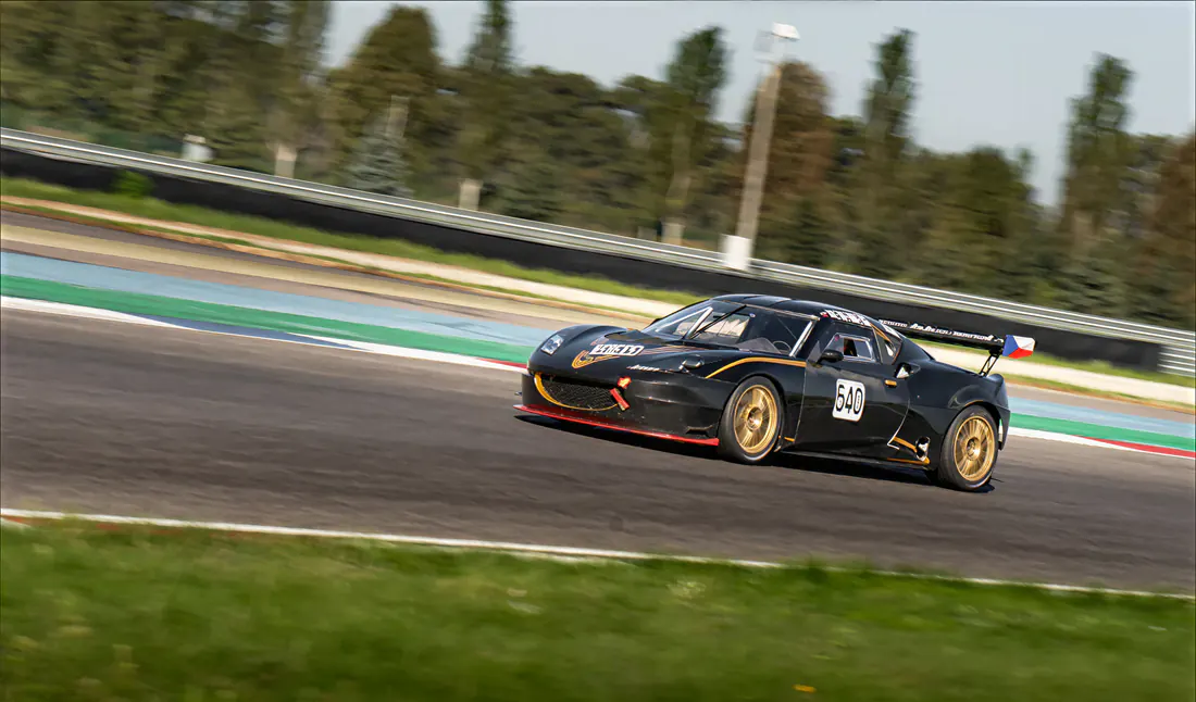 Závodní Lotus Evora GT4 v barvách KT Motorsport.