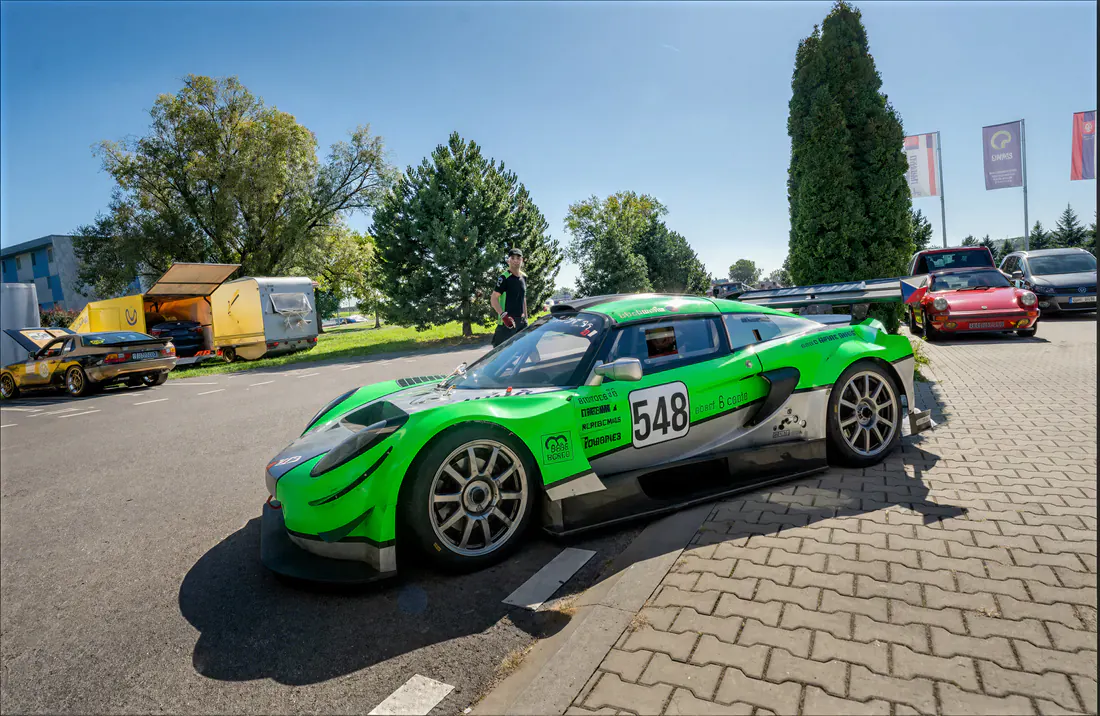 Závodní Lotus Exige v barvách KT Motorsport.